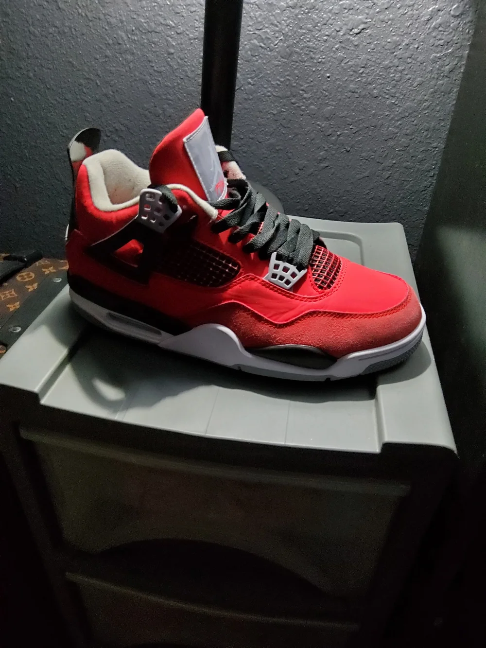 Nike Men's Red and Black Retro Basketball Sneakers